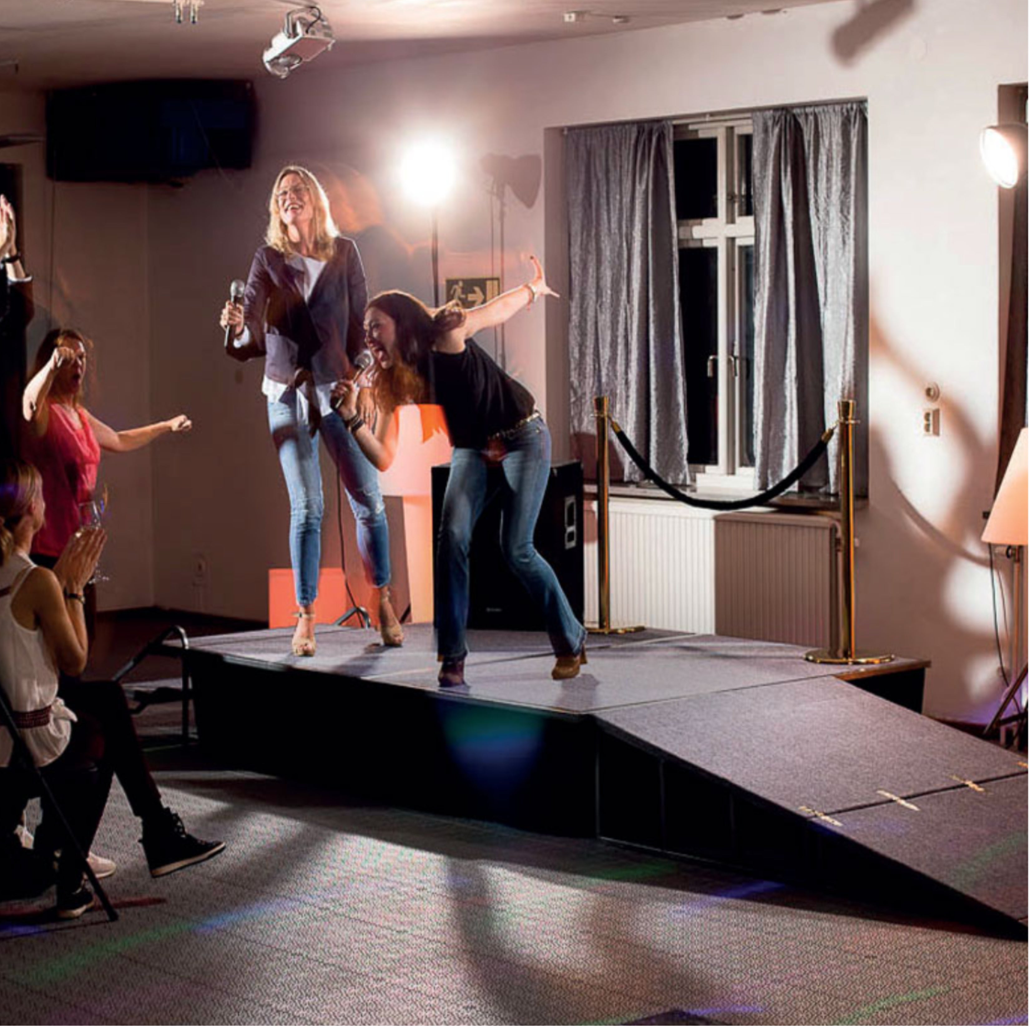 RAMP TILL SCEN, GRÅ MATTA